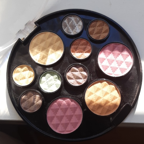 BeautyTreats, eyeshadow blush and powder palette - Picture 4 of 5